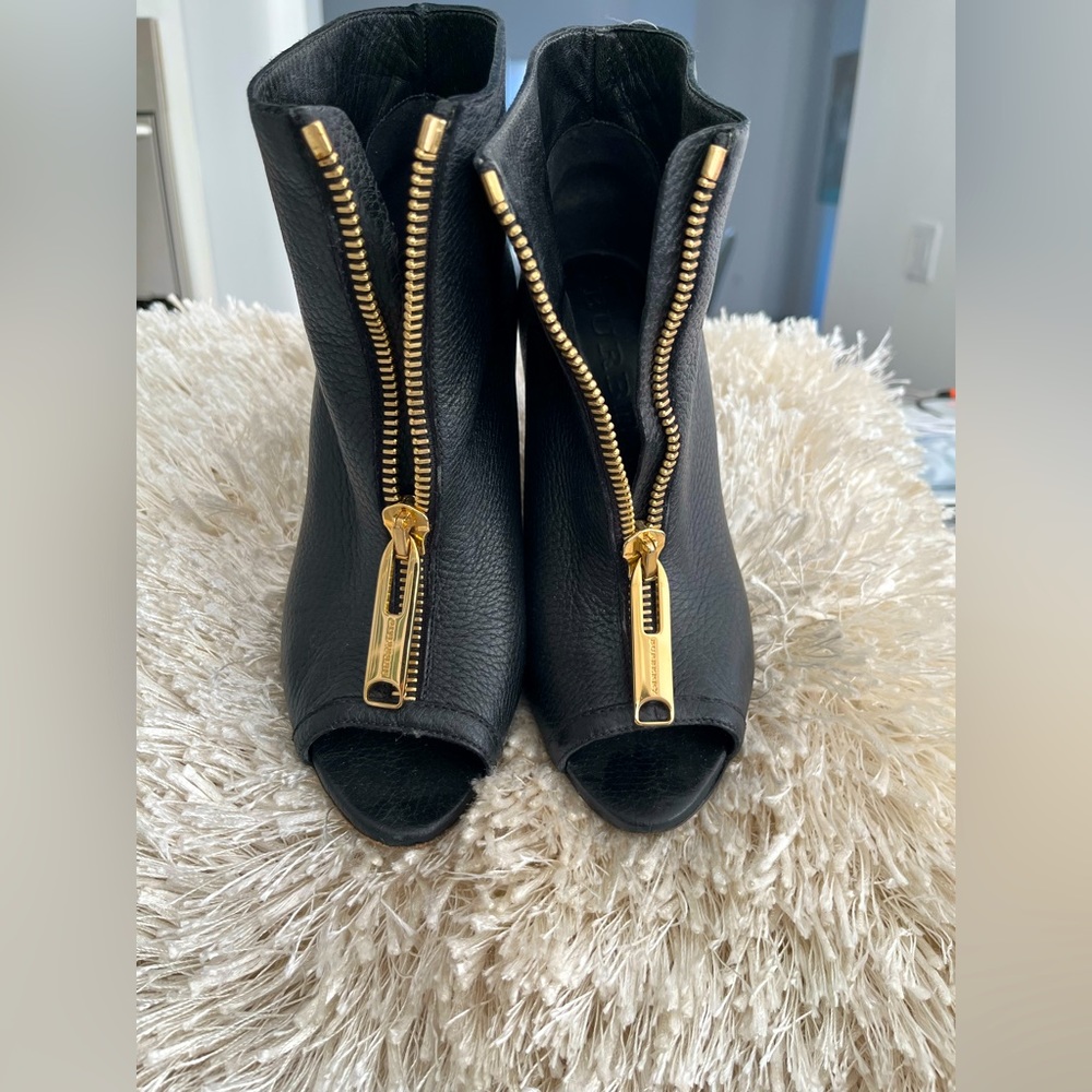 Burberry black leather bootie in good condition